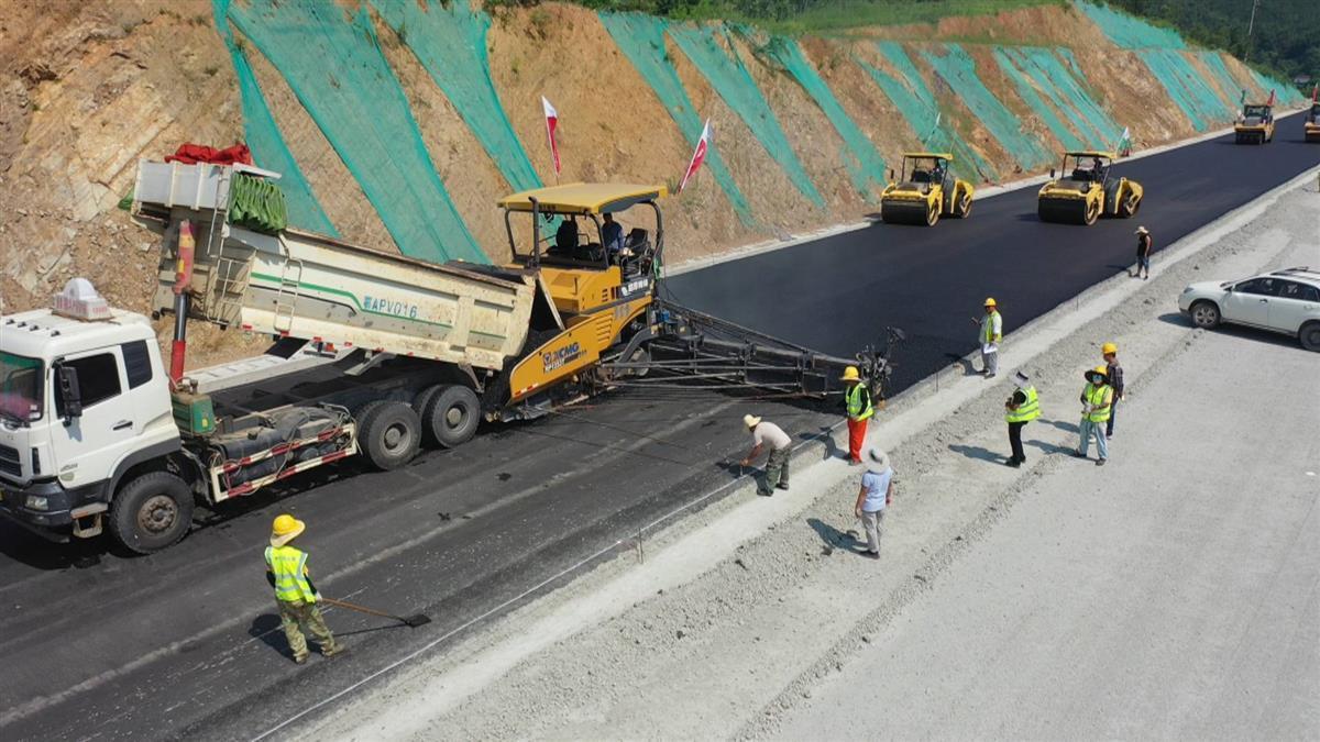 拓寬通往老區的道路,230國道七里坪至紅安縣城段改擴建工程加速推進